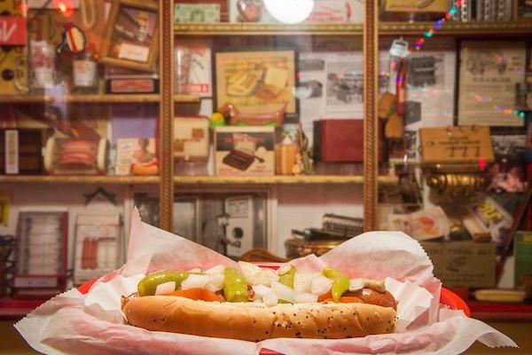 关闭-up of a loaded hot dog at O'Betty's Red Hot in 雅典, OH